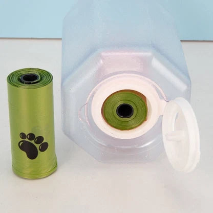 Perro bebiendo de la botella de paseo